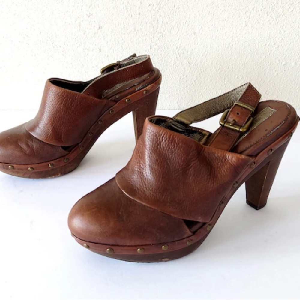 Banana republic woman’s shoes, size 6 medium. (SW-12)